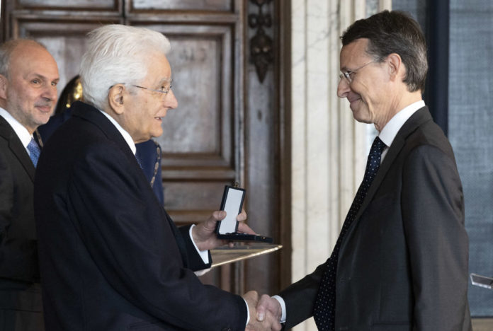 Il Presidente Sergio Mattarella consegna la medaglia d'oro 