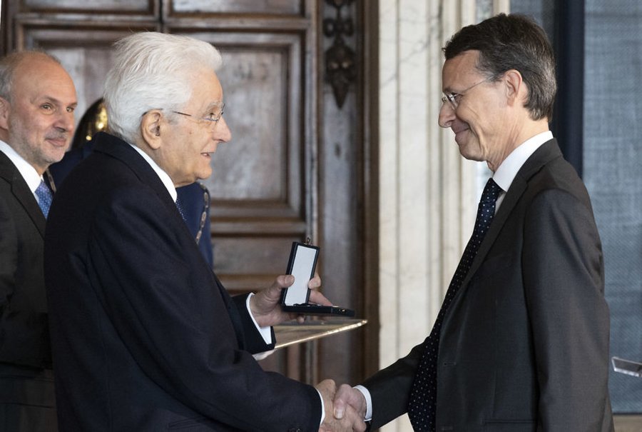 53268 Il Presidente Sergio Mattarella consegna la medaglia d'oro