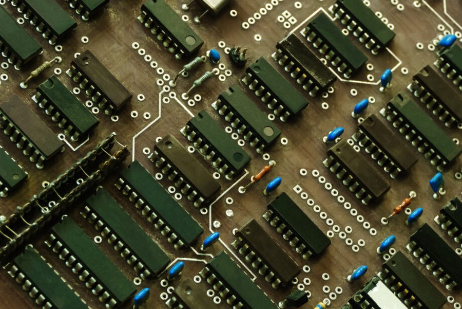 Vecchia scheda madre del calcolatore. Fondo - vecchia scheda madre antiquata polverosa del computer con i microchip