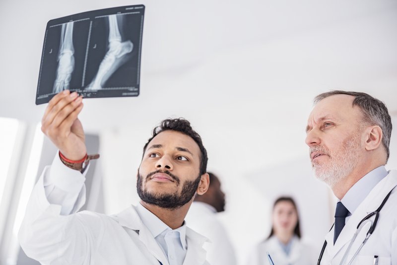 UK, chi sono i Medical Associate Professionals e perché fanno paura