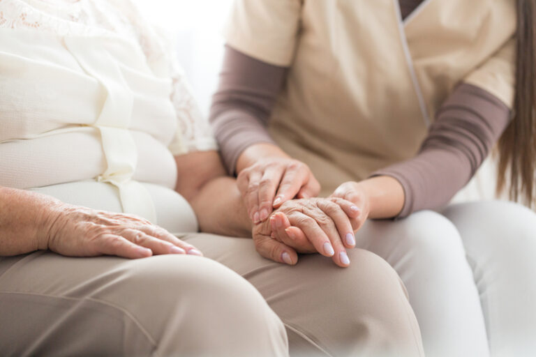 Parkinson: il 74% dei caregiver presta assistenza ogni giorno, ma solo il 14% riceve aiuti economici